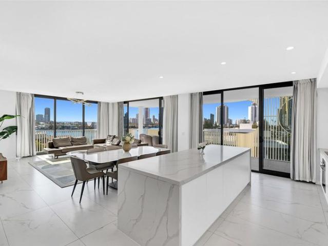 Gorgeours Penthouse style 4 Bedrooms 4 Bathrooms Apartment in the heart of Surfers Paradise !