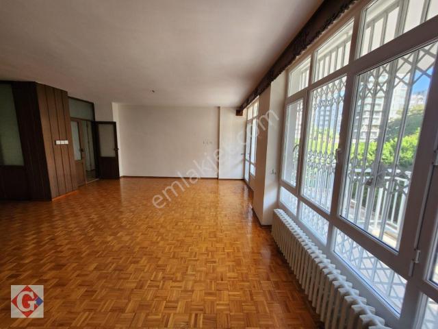 Görgün'den Atatürk Cad. 4+1 250m2 Merk.kal. Otoparklı Daire