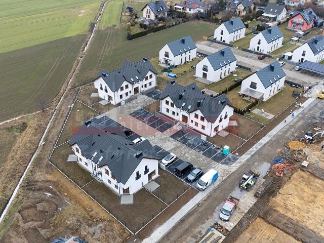 Dwupoziomowe mieszkanie z ogródkiem i parkingiem