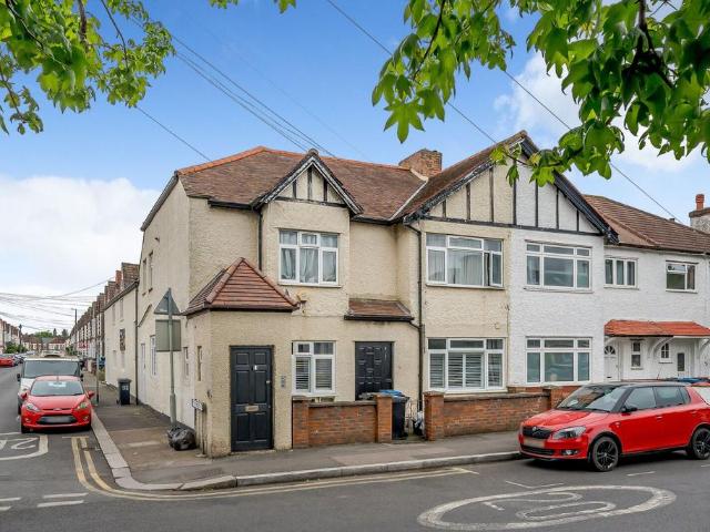 Gorringe Park Avenue, Mitcham, CR4 2 bed flat to rent £1,900 pcm £438 pw