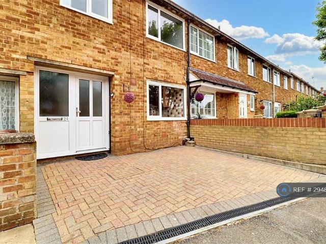 Gorse Avenue, Chatham, ME5 2 bed terraced house to rent £1,400 pcm £323 pw