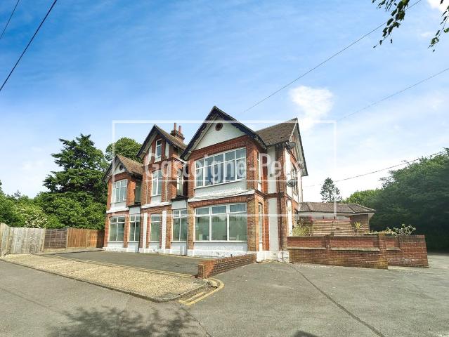 Gorselands, Hindhead GU26, 2 bed flat to rent, £1,200 pcm | PrimeLocation