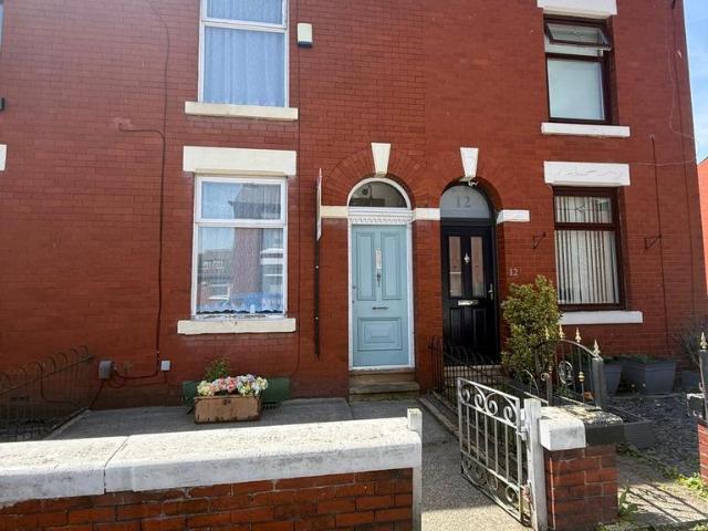 Gorseyfields, Droylsden, M43 2 bed terraced house to rent £1,050 pcm £242 pw
