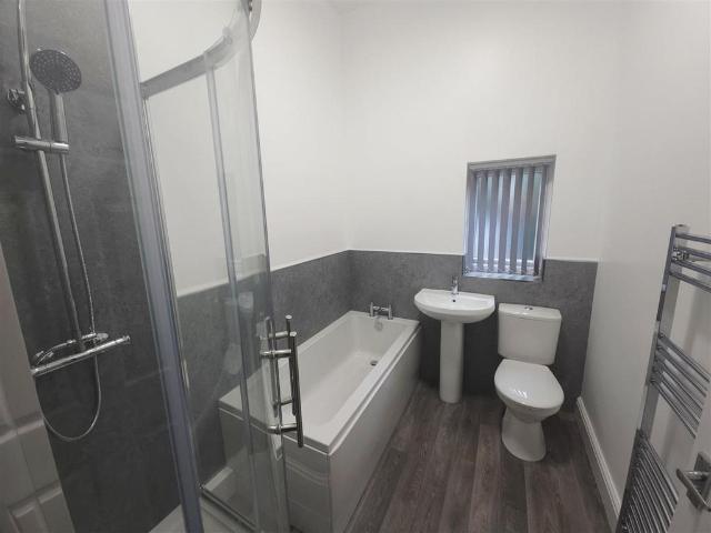 Gorseyfields, Manchester M43 2 bed house to rent £1,100 pcm £254 pw