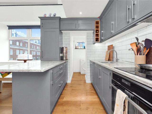 Goswell Road, EC1V 2 bed penthouse to rent £5,200 pcm £1,200 pw