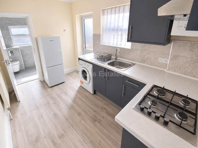 Gosbrook Road, Caversham RG4, 1 bed flat to rent, £1,250 pcm | PrimeLocation