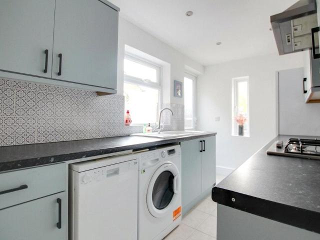 Gosbrook Road, Reading RG4 2 bed terraced house to rent £1,600 pcm £369 pw