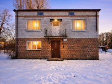 Gospodarstwo z budynkami i 11 600 m² w Chodliku