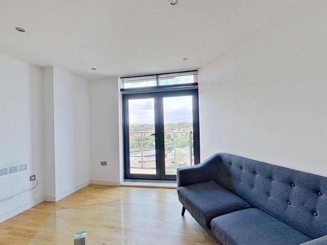 Gotts Road 2 bed flat to rent £1,275 pcm £294 pw