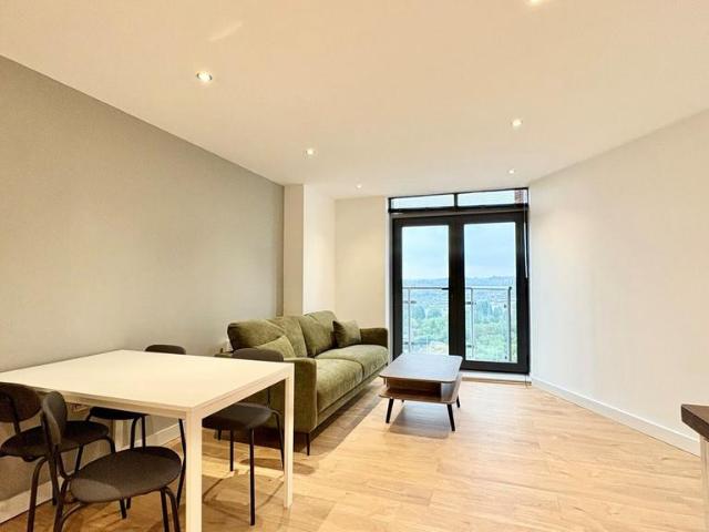 Gotts Road 2 bed flat to rent £1,295 pcm £299 pw