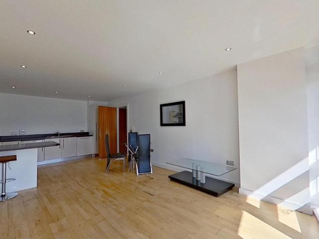 Gotts Road 2 bed flat to rent £1,295 pcm £299 pw