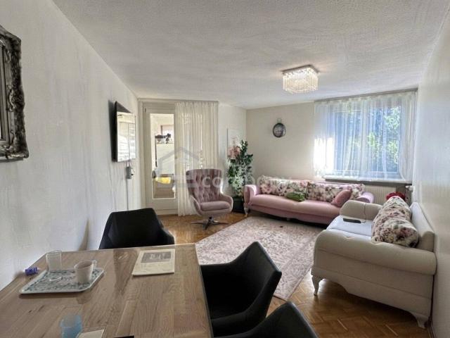 Götzis Helle Eigentumswohnung im obersten von drei Stockwerken, 3 Zimmer, Loggia mit Glasfront zum Öffnen oder Schließen, 77 m2 + 9 m2 Loggia, Gesamt 86 m2, inkl. 1 TG und 1 Kellerabteil