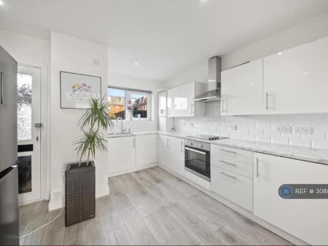 Gothic Court, Hayes, UB3 2 bed terraced house to rent £1,850 pcm £427 pw
