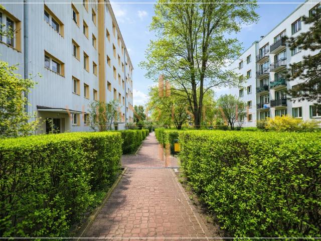 Na sprzedaż kawalerka 30 m² z balkonem i parkingiem w Milanówku