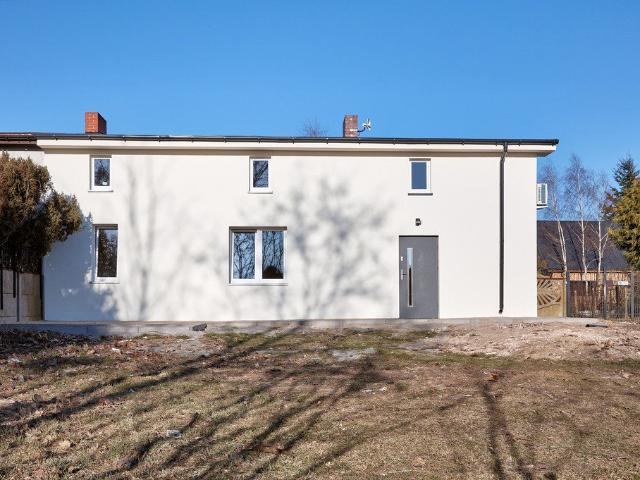 Gotowy dom po remoncie z cegłą i tarasem 66 m² w Klinach