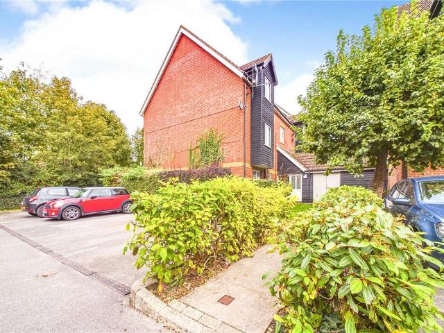 Gould Close, Newbury, Berkshire, RG14 2 bed apartment to rent £1,250 pcm £288 pw