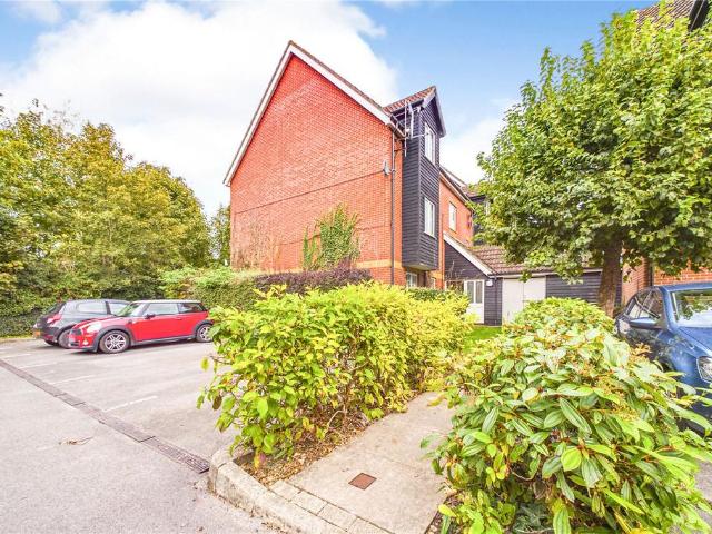 Gould Close, Newbury, Berkshire, RG14 2 bed apartment to rent £1,250 pcm £288 pw