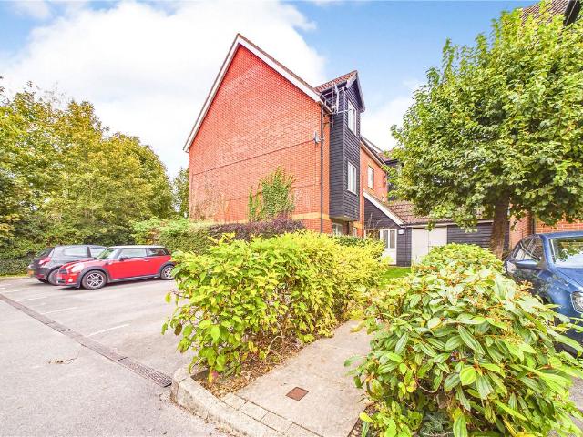 Gould Close, Newbury, Berkshire RG14, 2 bed flat to rent, £1,250 pcm | PrimeLocation