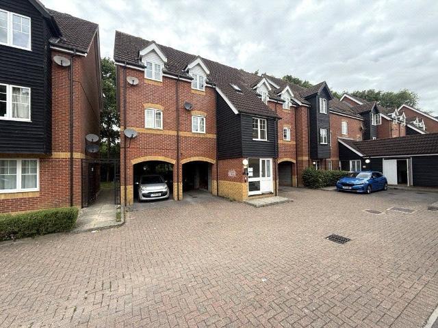 Gould Close, Newbury, Berkshire RG14, 2 bed flat to rent, £1,200 pcm | PrimeLocation