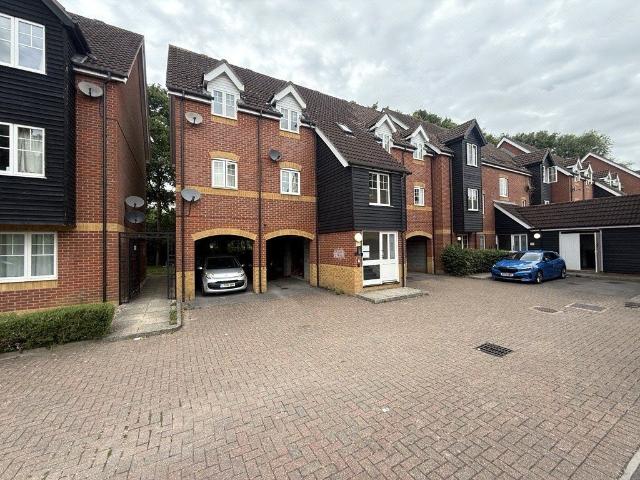Gould Close, Newbury, Berkshire RG14, 2 bed flat to rent, £1,250 pcm | PrimeLocation
