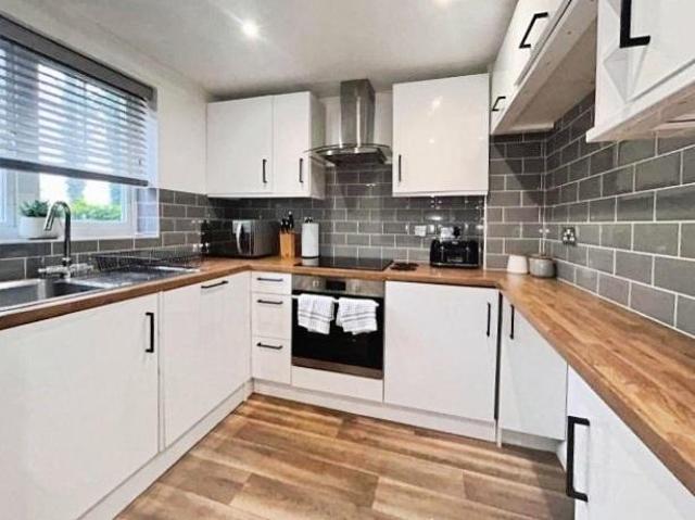 Gould Close, Newbury, RG14 2 bed flat to rent £1,250 pcm £288 pw
