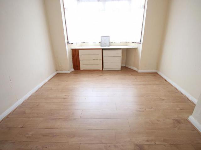 Gould Road, FELTHAM, Greater London. 3 bed maisonette to rent £2,000 pcm £462 pw