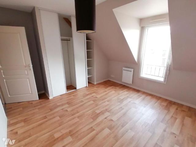 GOVEN Dans un lotissement Maison T6 de 110 m² habitables 125.92 m² au sol. Mitoyenne à g.