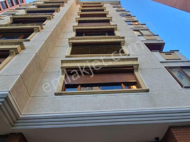 Göztepe Metro Hattı Caddesinde Salon Salomanje Denen Ev 3+1
