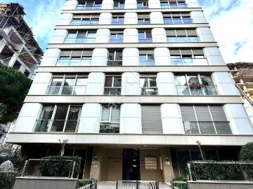 Göztepe'de Caddeye Yakın Satılık 2+1 Net 80 M2 Daire