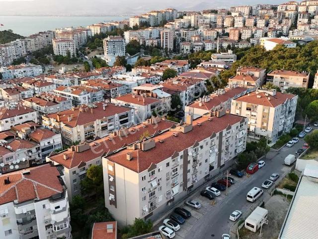 Göztepede Adnan Süvari Çamlık Sitesi Satılık Asansörlü 3+1 Daire