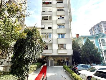 Göztepe'de Bağdat Caddesine Yakın Satılık Balkonlu 4+1 Daire