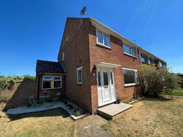 Gozzards Ford, Oxfordshire OX13 3 bed semi detached house to rent £1,750 pcm £404 pw