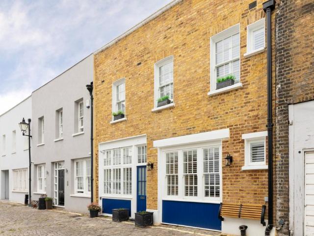 Gloucester Mews, Bayswater, London, W2 4 bed mews to rent £6,998 pcm £1,615 pw