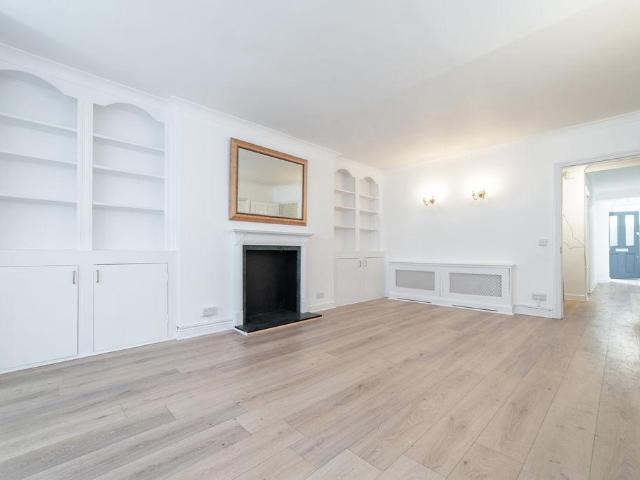 Gloucester Mews, Paddington W2 2 bed apartment to rent £2,800 pcm £646 pw