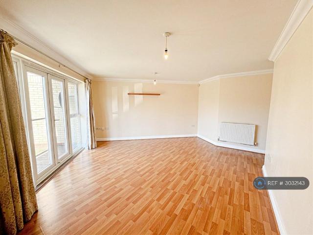 Gloucester Court, Hatfield, AL10 2 bed flat to rent £1,600 pcm £369 pw