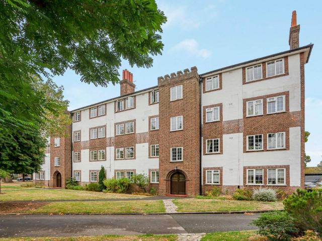 Gloucester Court, Kew Road, Richmond. 1 bed flat to rent £2,750 pcm £635 pw