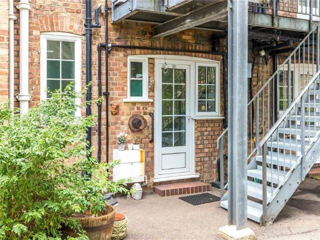Gloucester Court, Kew Road, Richmond. 1 bed flat to rent £2,750 pcm £635 pw