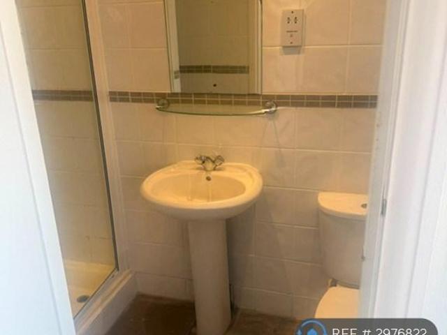 Gloucester Court, London, NW11 3 bed flat to rent £2,550 pcm £588 pw