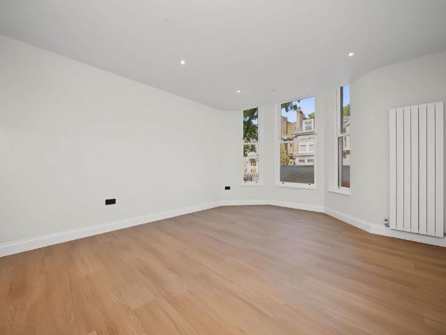 Gloucester Drive, London N4, 2 bed flat to rent, £2,850 pcm | PrimeLocation