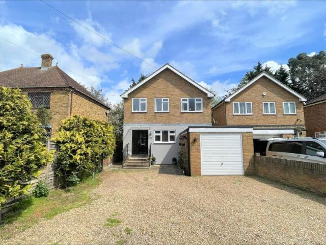 Gloucester Drive, Staines TW18 4 bed detached house to rent £2,300 pcm £531 pw