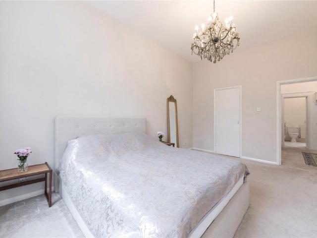 Gloucester Gardens, London 1 bed flat to rent £3,250 pcm £750 pw
