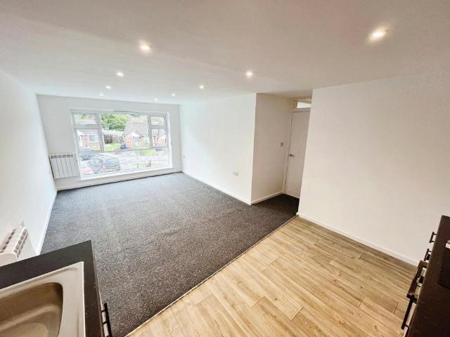 Gloucester Grange, Staffordshire ST5 2 bed apartment to rent £825 pcm £190 pw
