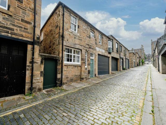 Gloucester Lane, New Town, 4 bed house to rent £3,995 pcm £922 pw