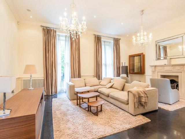 Gloucester Place, Marylebone, London. 3 bed flat to rent £8,311 pcm £1,918 pw