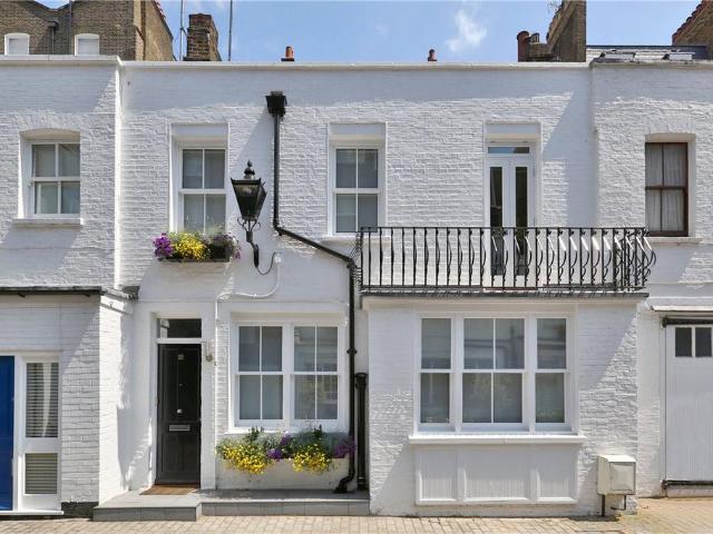 Gloucester Place Mews, Marylebone. 2 bed mews to rent £5,200 pcm £1,200 pw