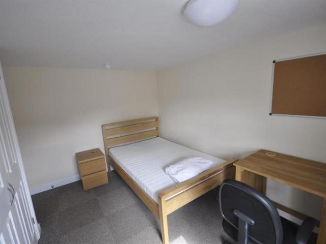 Gloucester Place, Cheltenham, GL52. 1 bed in a house share to rent £520 pcm £120 pw