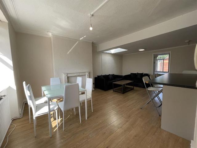 Gloucester Road, Bishopston, Bristol BS7, 3 bed flat to rent, £2,100 pcm | PrimeLocation