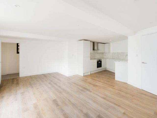Gloucester Road, Bristol BS7 3 bed apartment to rent £2,100 pcm £485 pw