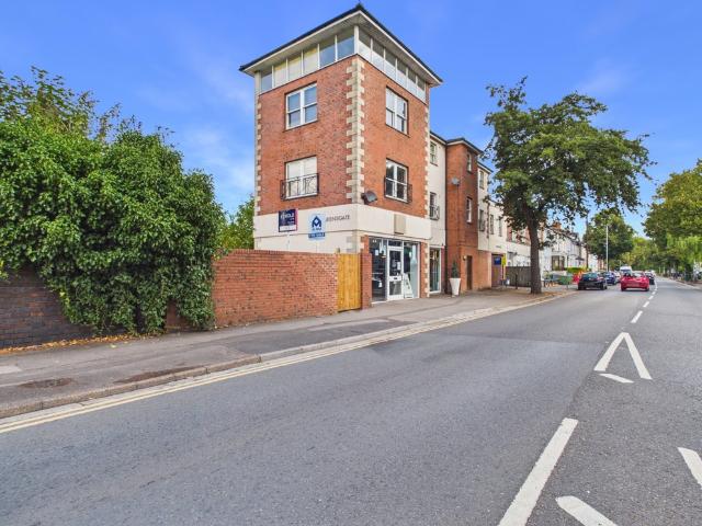 Gloucester Road, GL51 8QA Elliot Oliver