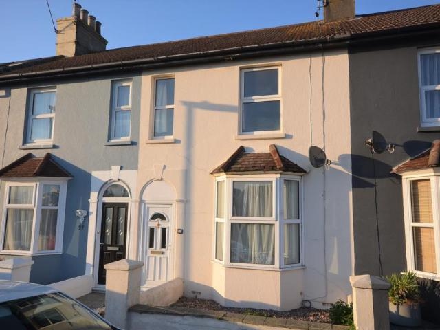 Gloucester Road Littlehampton BN17 3 bed terraced house to rent £1,450 pcm £335 pw